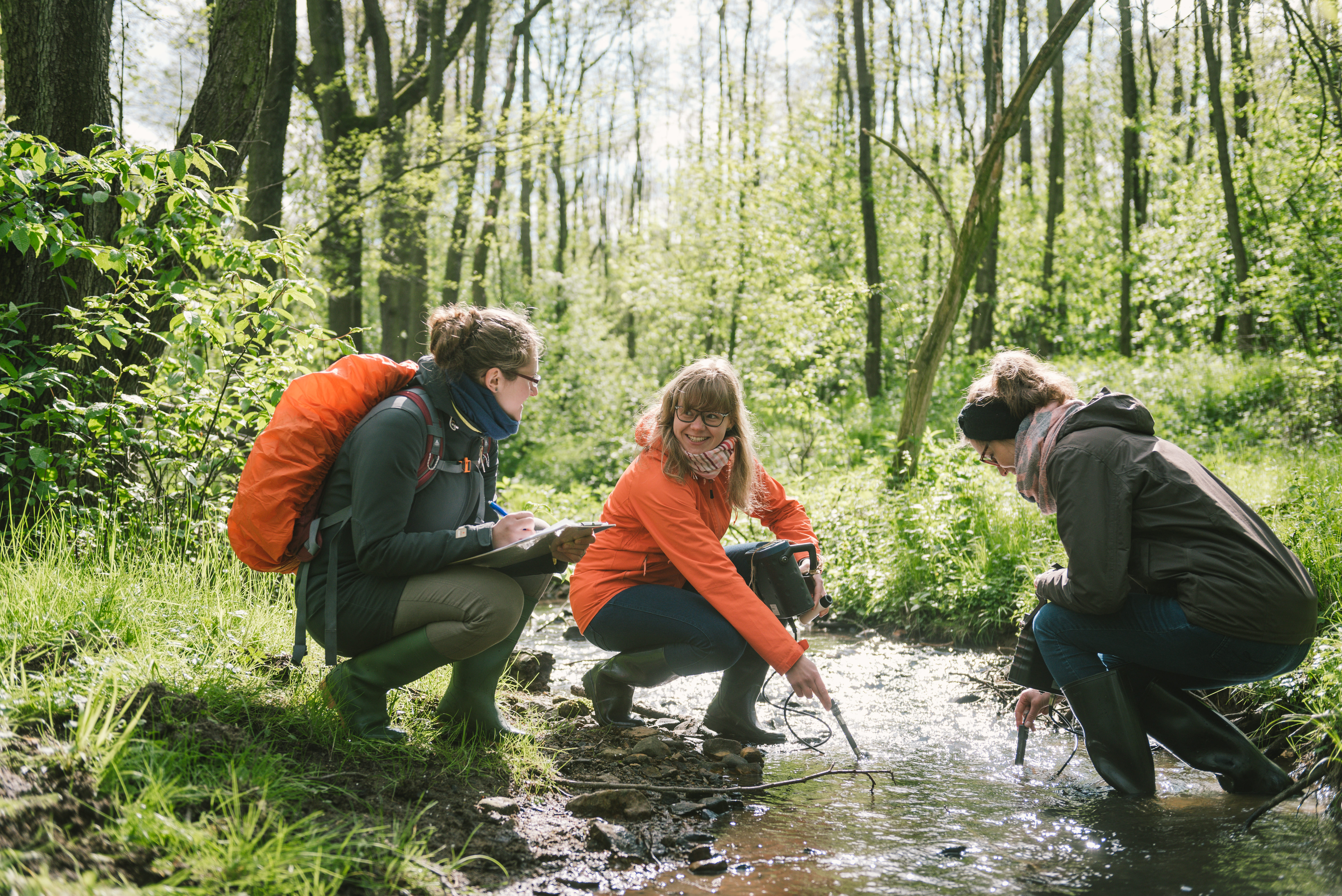 Ökologie und Umweltschutz Studenten führen Messungen am Bach durch im Modul Hydrobiologie