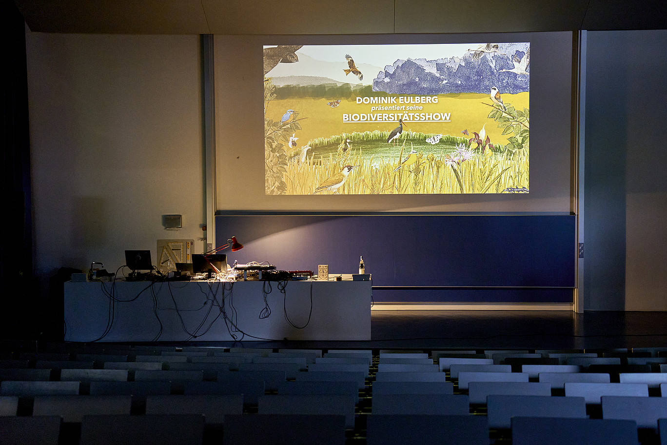 der noch leere Hörsaal zur Biodiversitätsshow wartet auf Einlass