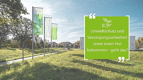 Auf einer Wiese am Zittauer Campus wehen drei HSZG-Fahnen. Auf einer daneben platzierten Grafik steht der Titel der Veranstaltung.