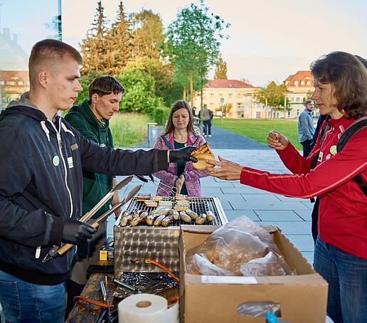Der Fachschaftsrat grillt