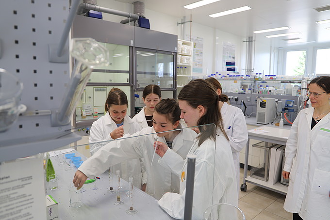 Die Schülerinnen arbeiten im Labor.