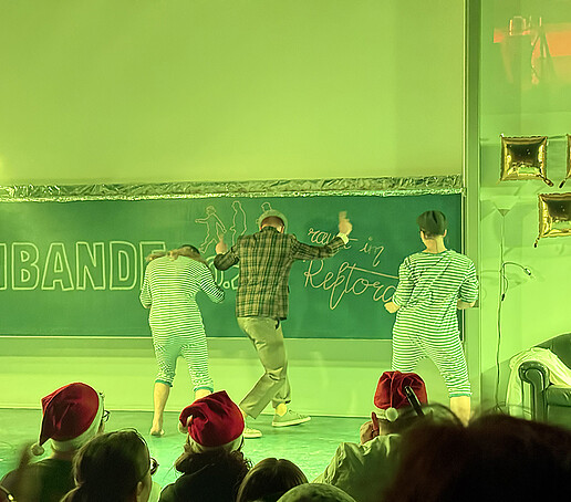 Die Olsenbande tanzt auf der Bühne.