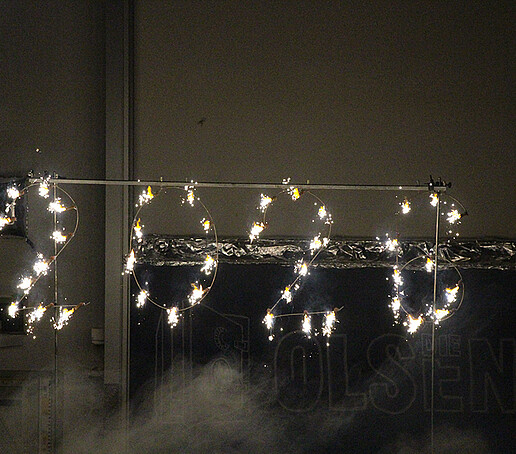Ein Feuerwerk, bestehend aus der Zahl 2026, leuchtet auf der Bühne.