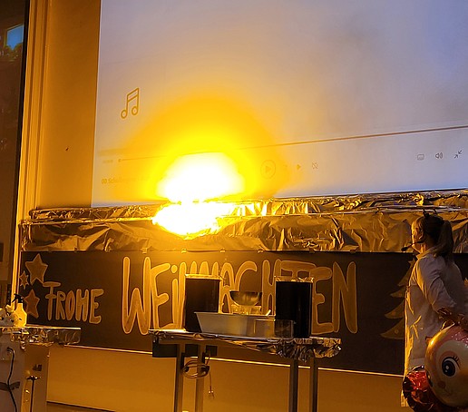 Ein Feuerwerk brennt entlang der Tafel im Audimax ab.