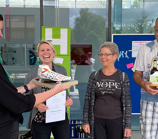 Ulrike Bobek übergibt den Pokal-Fus an das Team der Stadtverwaltung Zittau.