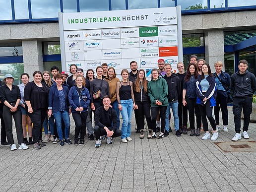 Gruppenbild mit Studierenden und Mitarbeitenden der HSZG im Industriepark Hoechst.