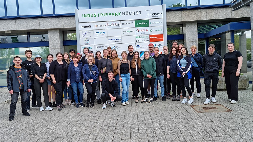 Gruppenbild mit Studierenden und Mitarbeitenden der HSZG im Industriepark Hoechst.