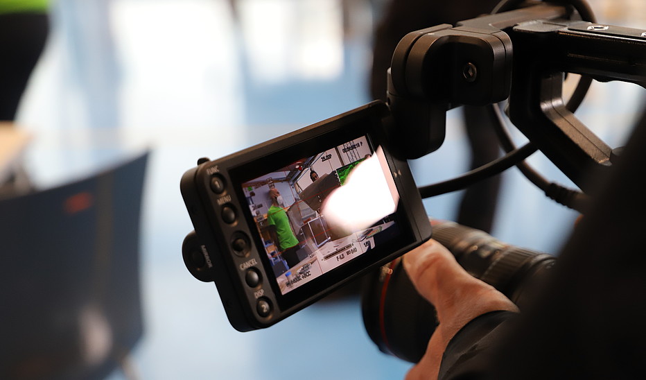 Das Display einer Kamera ist zu sehen und eine Hand, die diese Kamera für den Videodreh für den 15Grad-Ostblog hält.