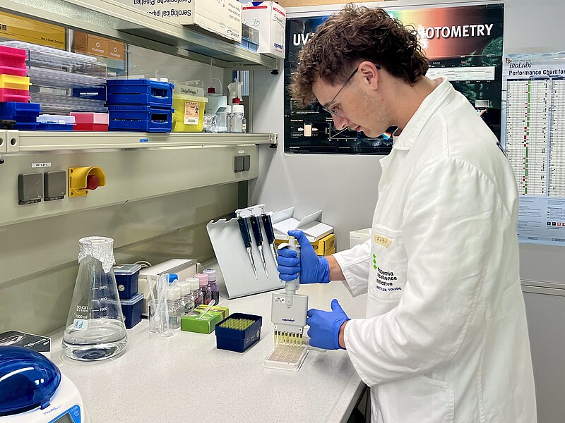 HSZG-Student Fabian Gerlach arbeitet im Labor der Technical University of Denmark mit einer Mehrkanalpipette an einem Forschungsversuch.