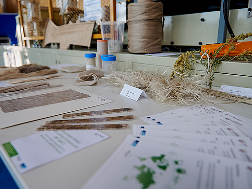 Tisch in der LaNDER³ Halle mit verschiedenen Utensilien
